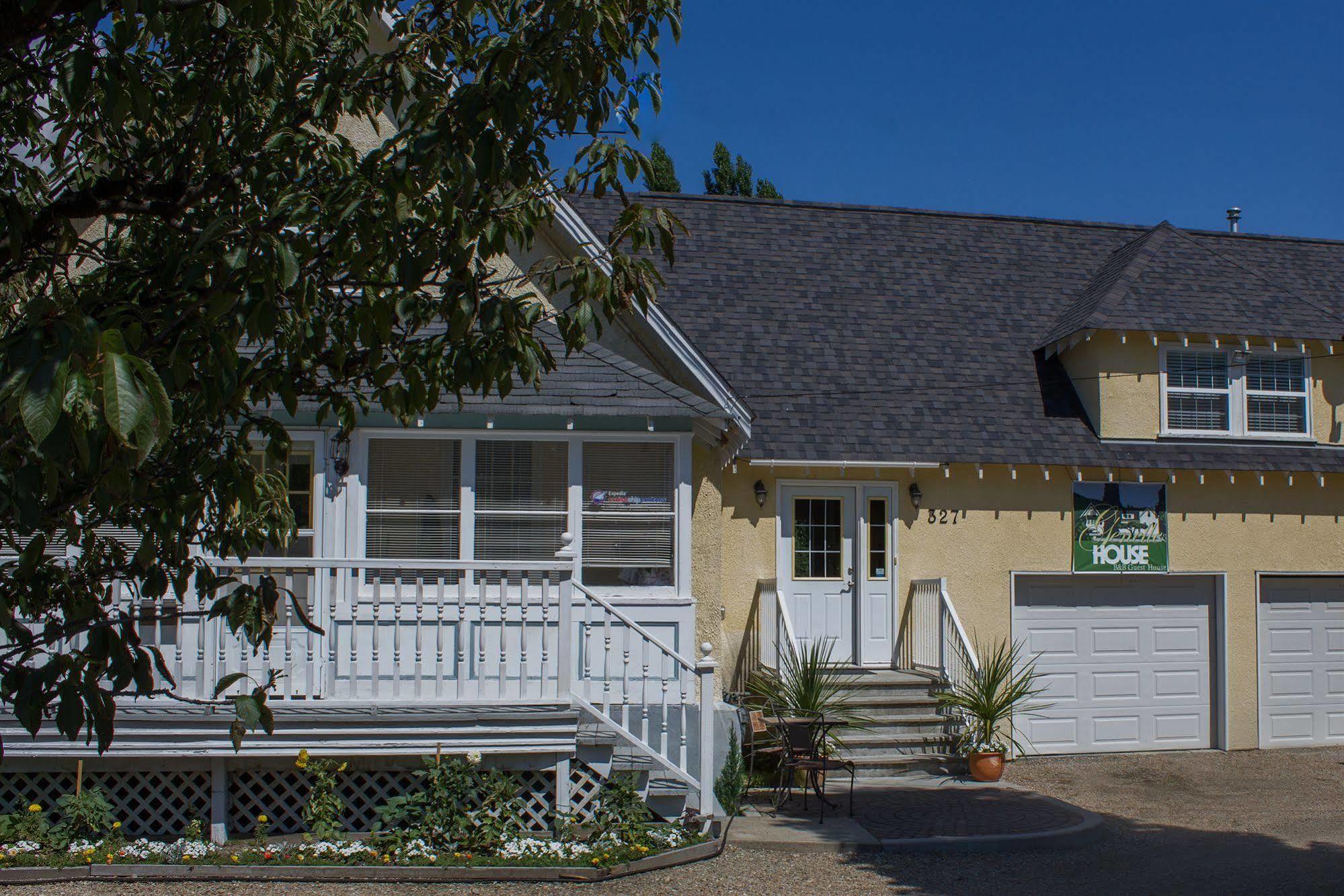 Genelle House B&B Guest House Екстериор снимка