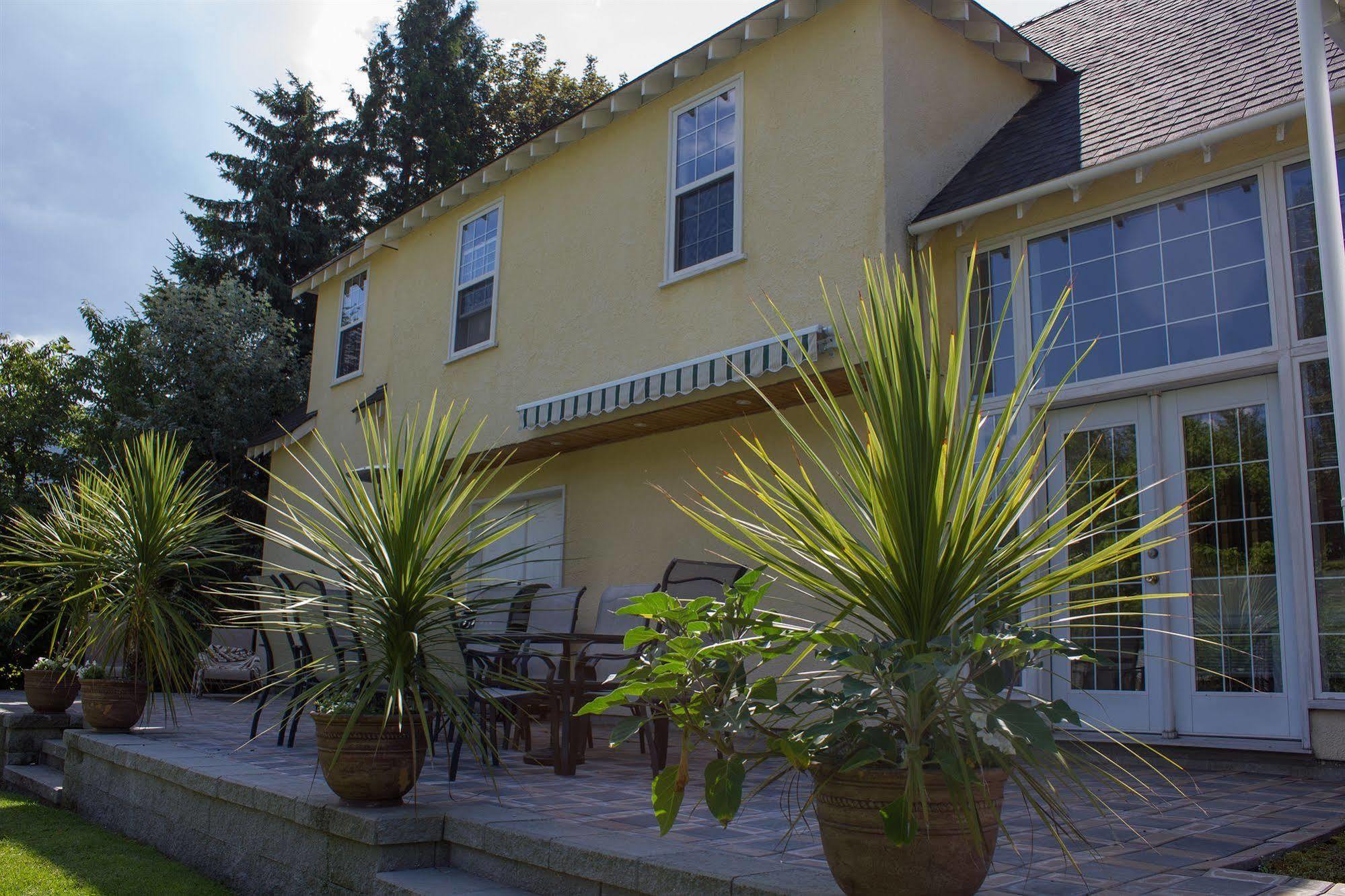 Genelle House B&B Guest House Екстериор снимка